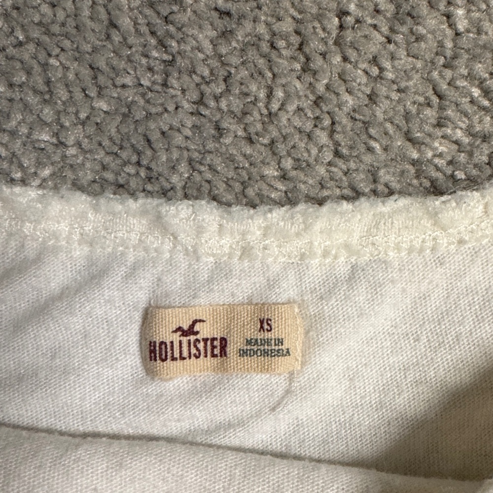 Hollister Lace Off-Shoulder Crop Top - Cream - Picture 2 of 3